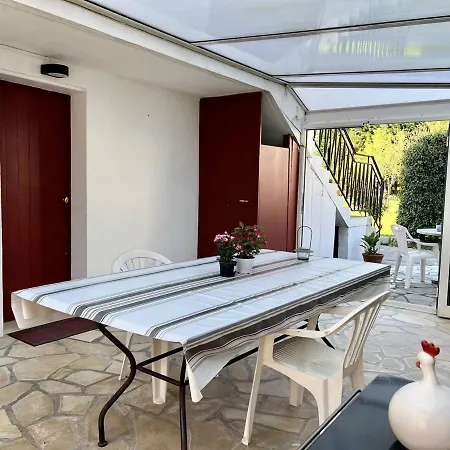 Rez-de-jardin Renove Avec Terrasse A Cambo-les-bains, T1 Bis Pour 2 Personnes, Equipe Et Lumineux - Fr-1-495-93 *